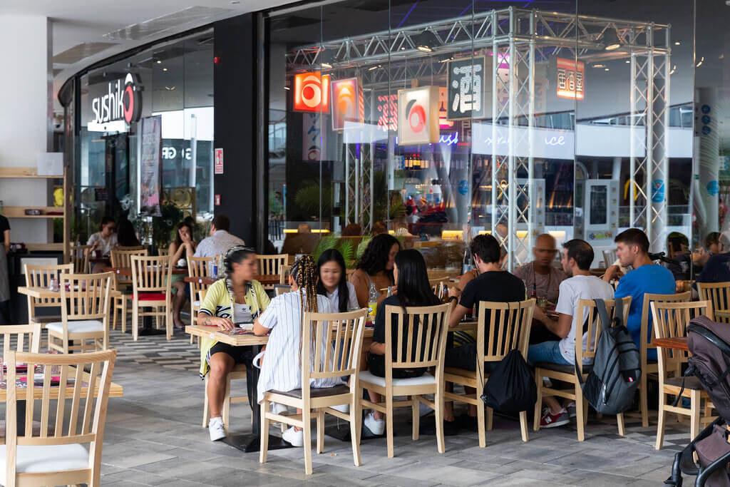 Zona de restaurantes del Centro Comercial SOM Multiespai