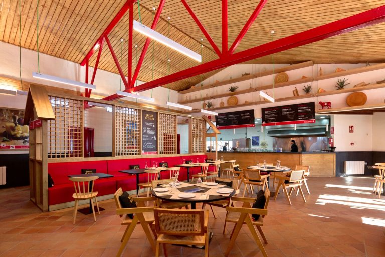 Interior del restaurante El Chalet Suizo by Quesos de Suiza protagonizado por la madera y el color rojo