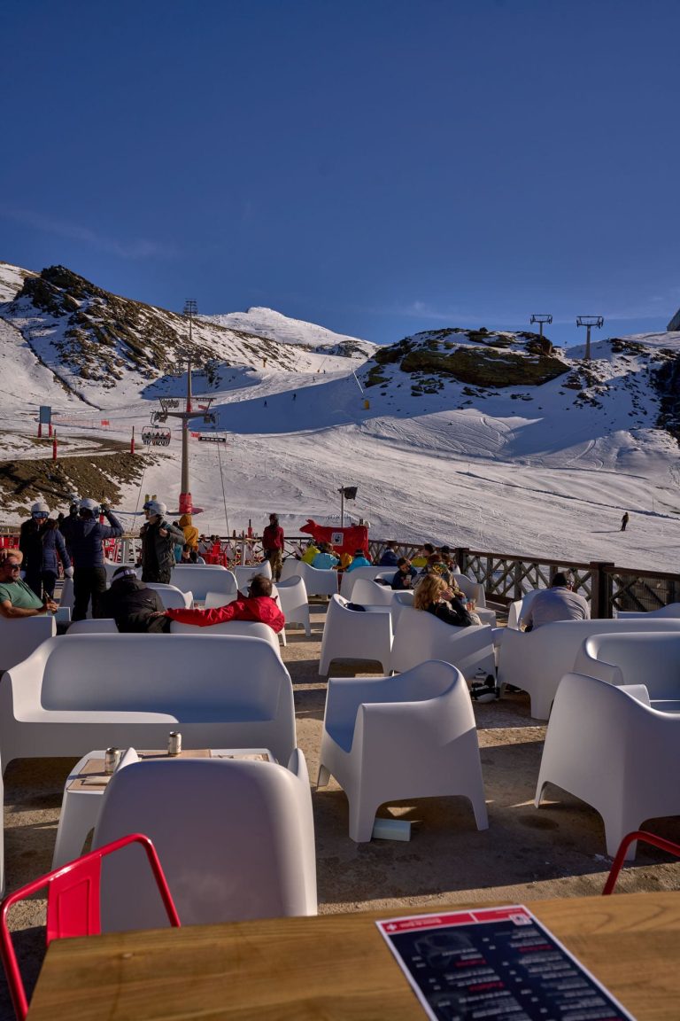Detalle de la terraza con vistas a las pistas de esquí de Sierra Nevada
