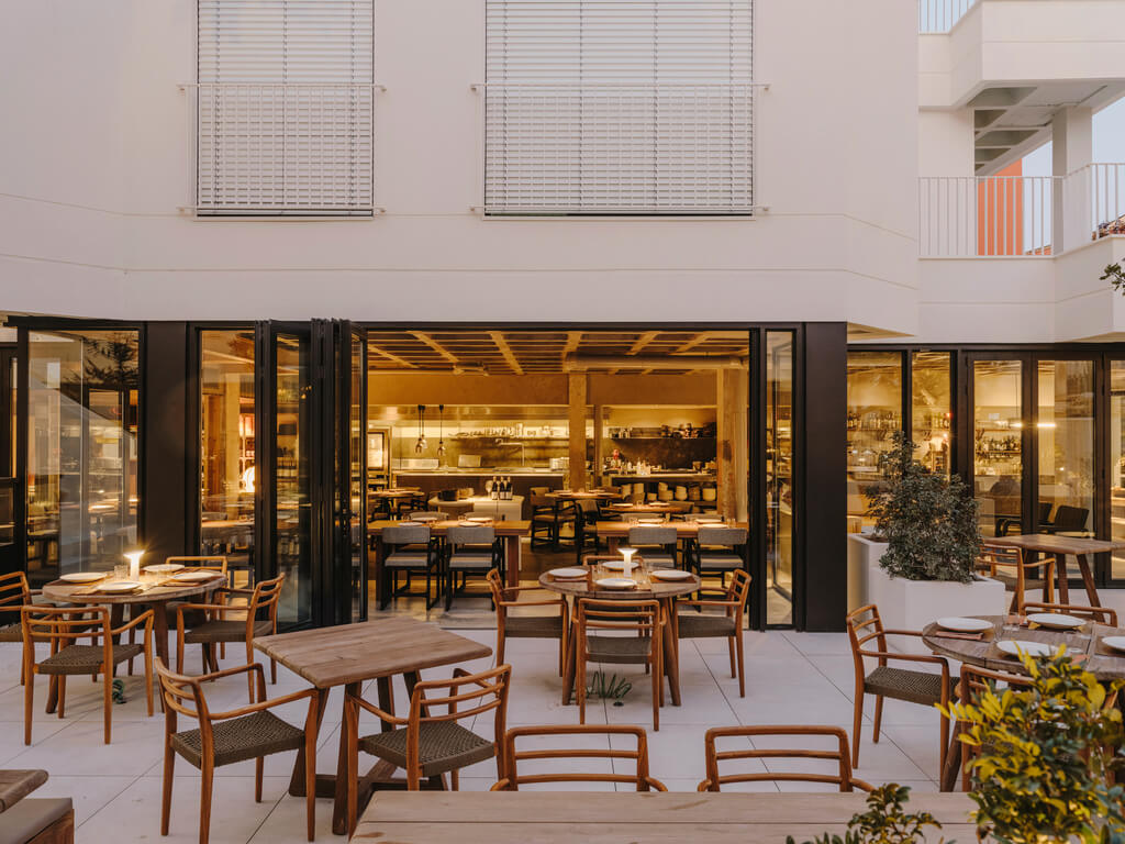 El restaurante Brutus cuenta con la terraza central del edificio y con la planta baja de uno de los bloques (©Salva López)