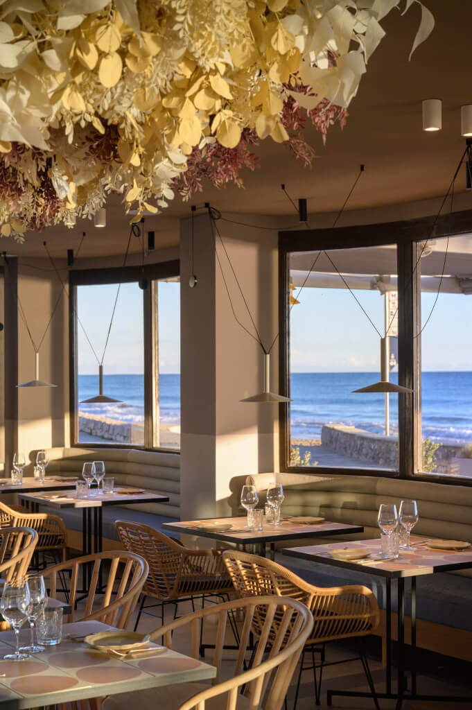 El espacio del restaurante desprende personalidad y frescura, invitando al momento de compartir la vida en compañía viendo el mar
