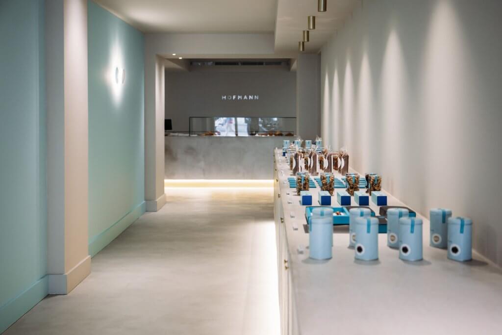 La nueva pastelería Hofmann está ubicada junto a la Pl. Francesc Macià de Barcelona + Hofmann