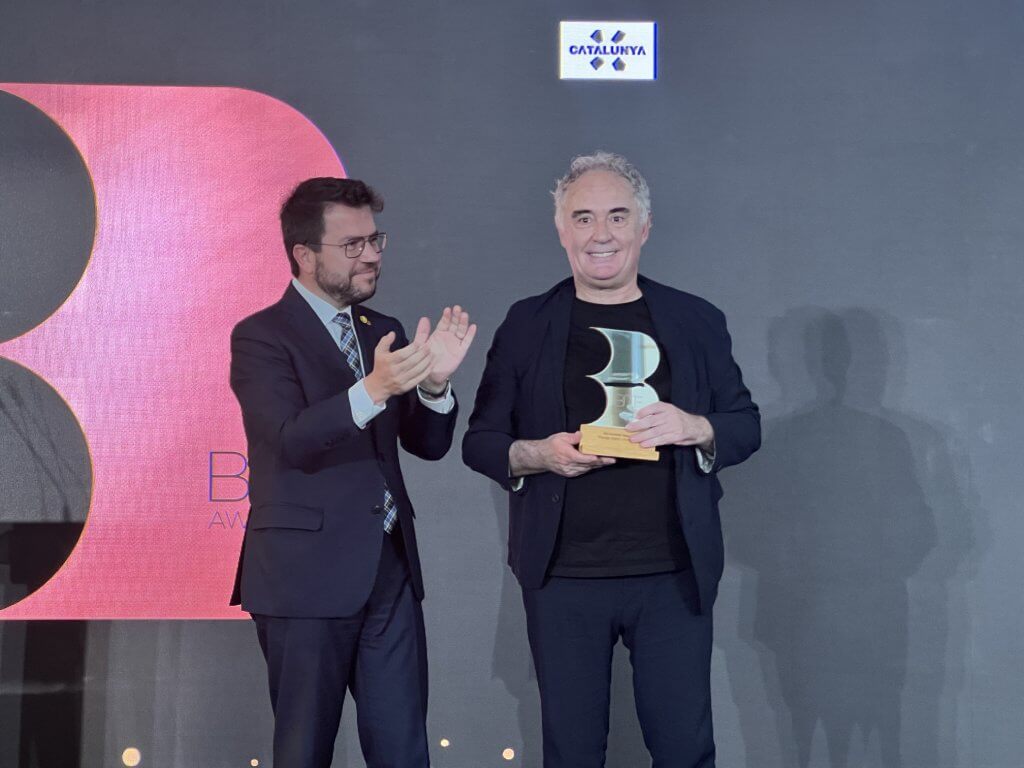 Ferran Adrià Recibió el premio de manos del president de la Generalitat, Pere Aragonès (© I. Acevedo)