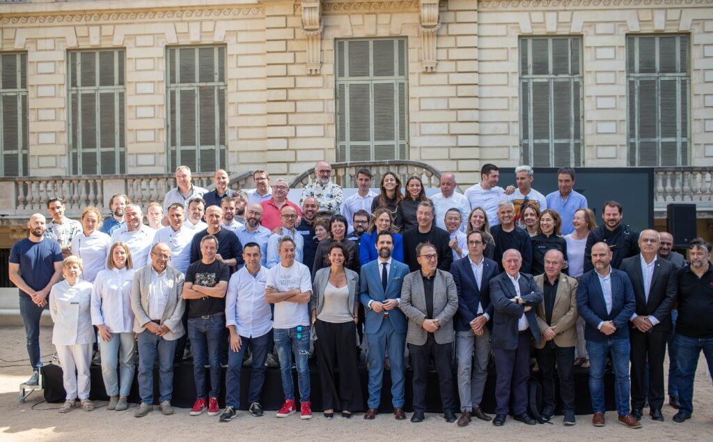 Foto de chefs, productores y las administraciones implicadas en la designación de Catalunya Región Mundial de la Gastronomía 2025