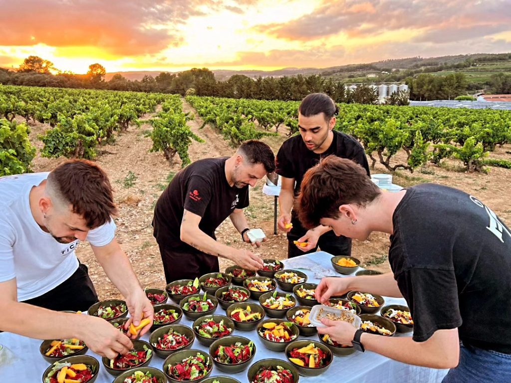 El equipo de Cal Ticus cocinando entre viñas