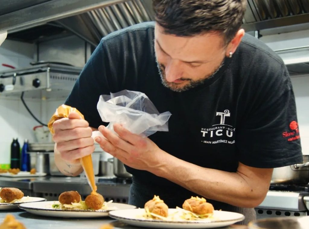 El chef Joan Martínez en su cocina de Cal Ticus. 